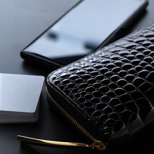 アメ色に育てるヌメ革財布11選。エイジングやお手入れ方法まで徹底解説。