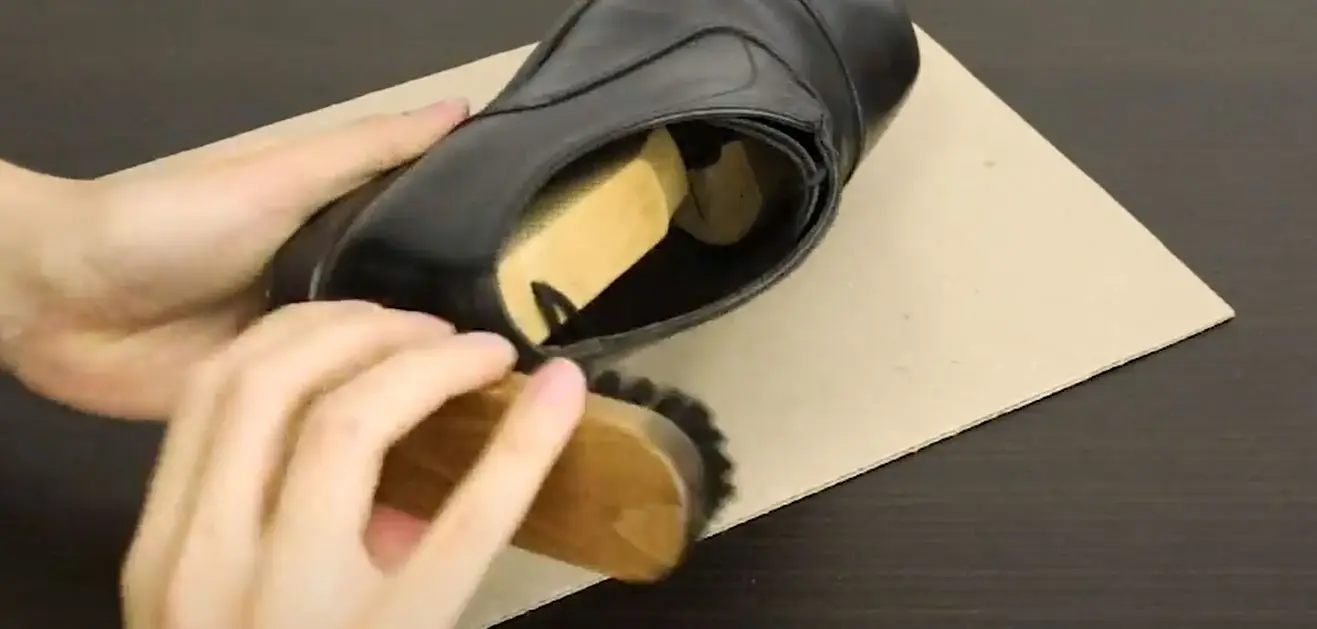【革靴クリームを塗る手順02】初めに革靴の汚れを落とします。泥やホコリといった大きな汚れは、ブラッシングで。前回塗りこんだ古い革靴クリームは、リムーバーを使って落としていきます。