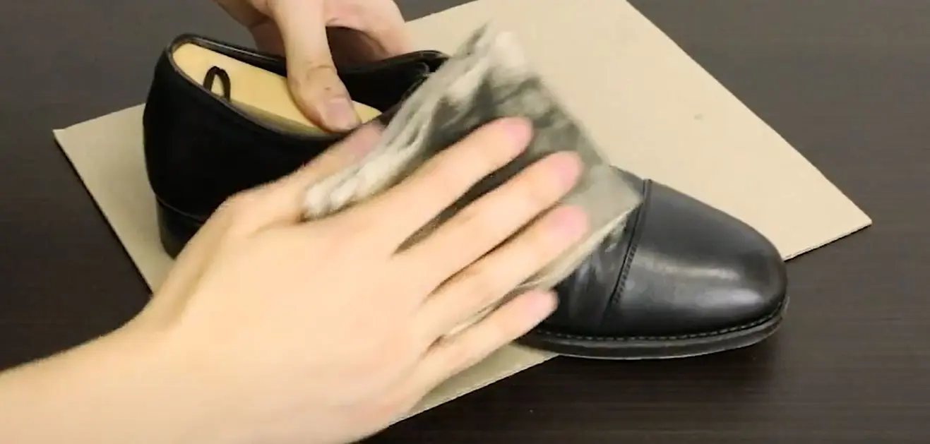 【革靴クリームを塗る手順06】ブラッシングで革靴クリームを馴染ませた後、布で全体を磨き上げて光沢を出します。